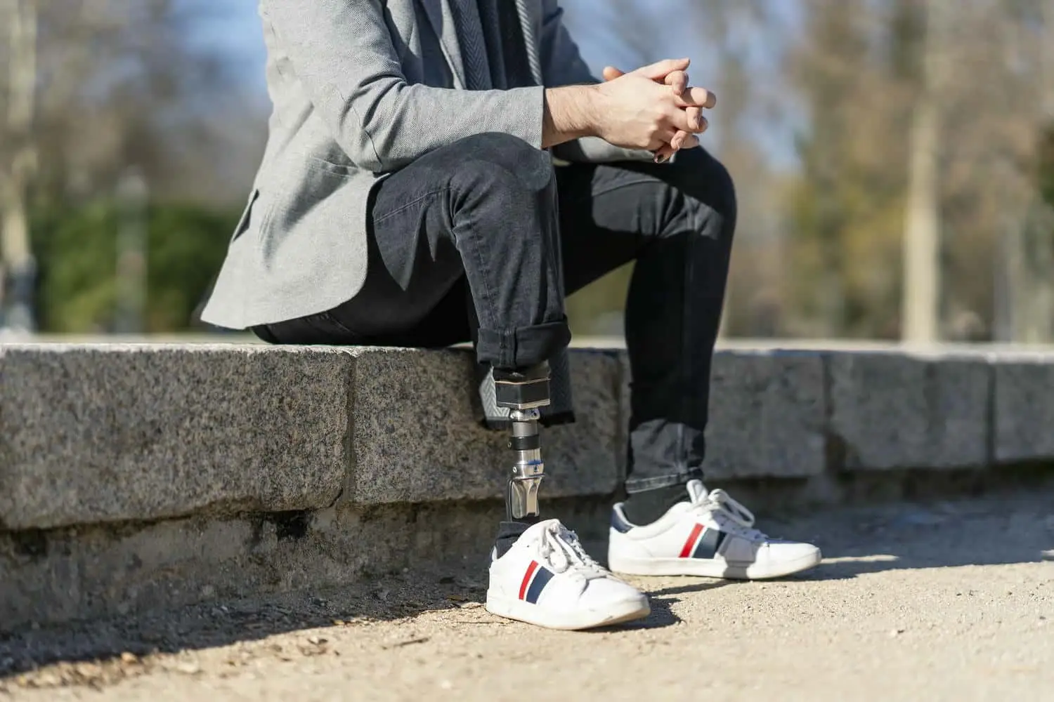 کلینیک سیدا 8 closeup shot disabled young man with foot prosthesis sitting outdoor 665346 71479 2