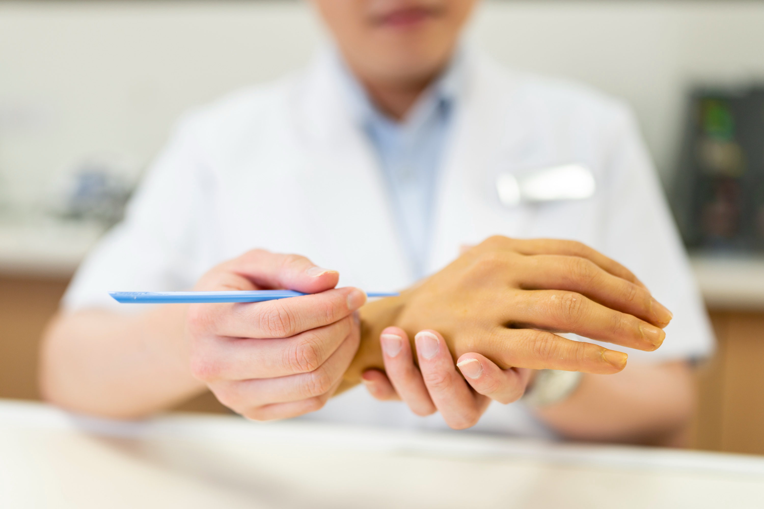 انجام پروتز دست برای له شدن عضو هنگام کار با دستگاه! 1 پروتز دست برای له شدن عضو